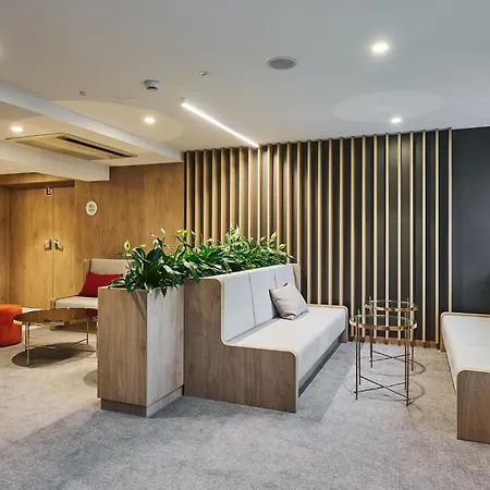Готель Express By Ihg